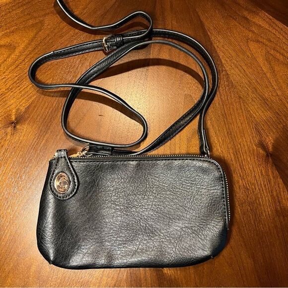 Black Crossbody bag ▪️ adjustable strap ▪️ great pre-love condition - Picture 1 of 6